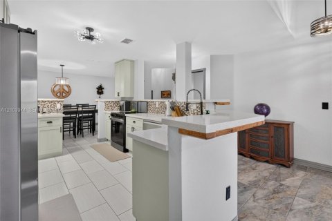 Casa en venta en Pembroke Pines, Florida, 4 dormitorios, 188.31 m2 № 2412477 - foto 13