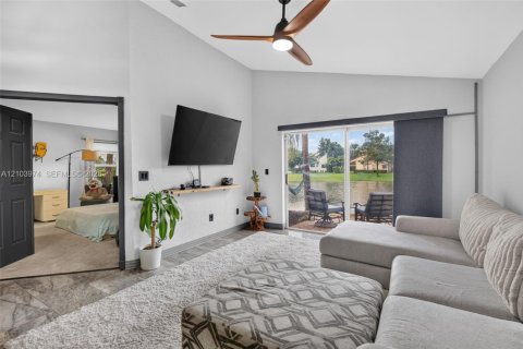 Casa en venta en Pembroke Pines, Florida, 4 dormitorios, 188.31 m2 № 2412477 - foto 16