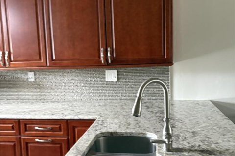 Condo in Stuart, Florida, 2 bedrooms  № 2399643 - photo 6