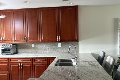 Condo in Stuart, Florida, 2 bedrooms  № 2399643 - photo 10