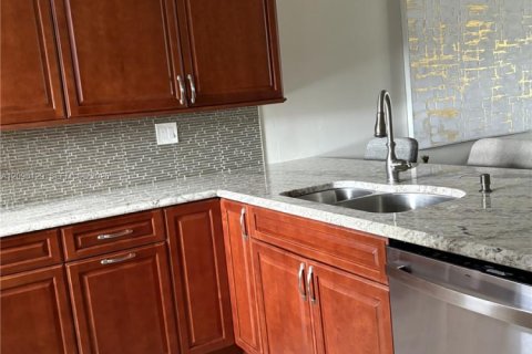 Condo in Stuart, Florida, 2 bedrooms  № 2399643 - photo 8