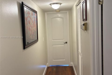Condo in Stuart, Florida, 2 bedrooms  № 2399643 - photo 14