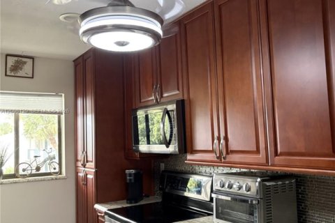 Condo in Stuart, Florida, 2 bedrooms  № 2399643 - photo 7