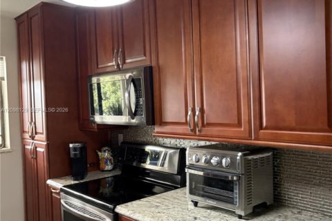 Condo in Stuart, Florida, 2 bedrooms  № 2399643 - photo 11