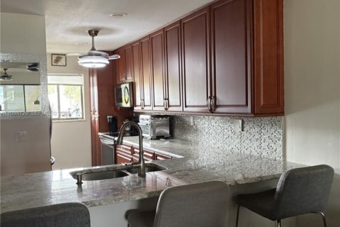 Condo in Stuart, Florida, 2 bedrooms  № 2399643 - photo 9