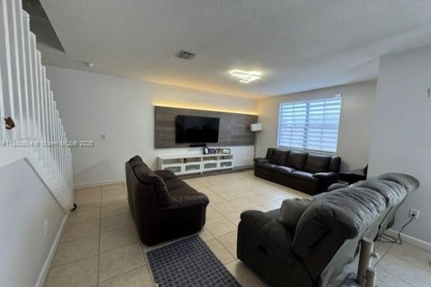 Touwnhouse à vendre à Miami, Floride: 4 chambres, 205.59 m2 № 2057856 - photo 15
