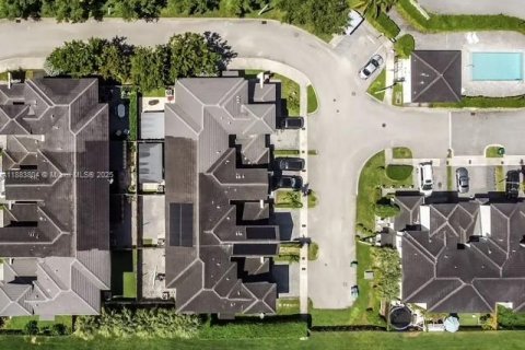 Touwnhouse à vendre à Miami, Floride: 4 chambres, 205.59 m2 № 2057856 - photo 4