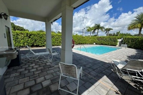 Touwnhouse à vendre à Miami, Floride: 4 chambres, 205.59 m2 № 2057856 - photo 11