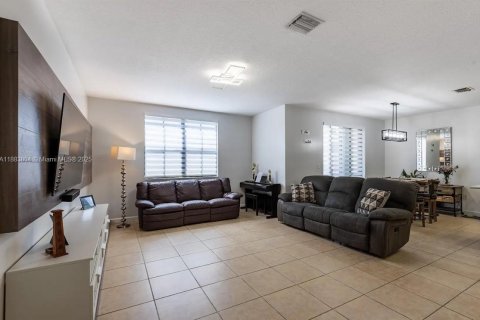 Touwnhouse à vendre à Miami, Floride: 4 chambres, 205.59 m2 № 2057856 - photo 16