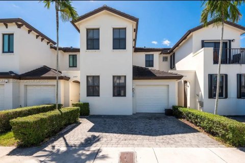 Touwnhouse à vendre à Miami, Floride: 4 chambres, 205.59 m2 № 2057856 - photo 3