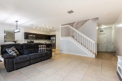 Touwnhouse à vendre à Miami, Floride: 4 chambres, 205.59 m2 № 2057856 - photo 18