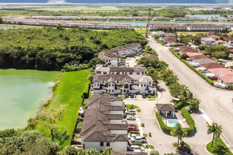 Touwnhouse à vendre à Miami, Floride: 4 chambres, 205.59 m2 № 2057856 - photo 6