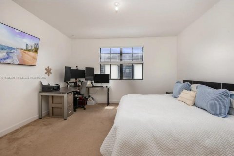Touwnhouse à vendre à Miami, Floride: 4 chambres, 205.59 m2 № 2057856 - photo 24
