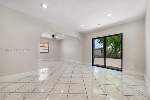 Villa ou maison à louer à Cutler Bay, Floride: 3 chambres, 142.51 m2 № 2076078 - photo 3