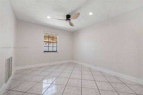 Villa ou maison à louer à Cutler Bay, Floride: 3 chambres, 142.51 m2 № 2076078 - photo 5