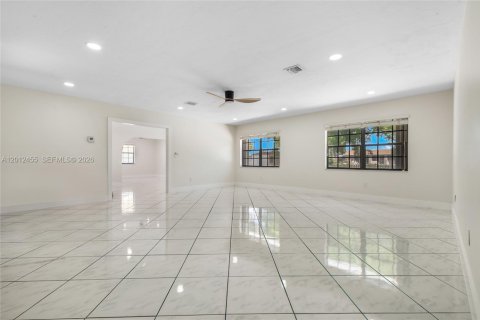 Villa ou maison à louer à Cutler Bay, Floride: 3 chambres, 142.51 m2 № 2076078 - photo 2