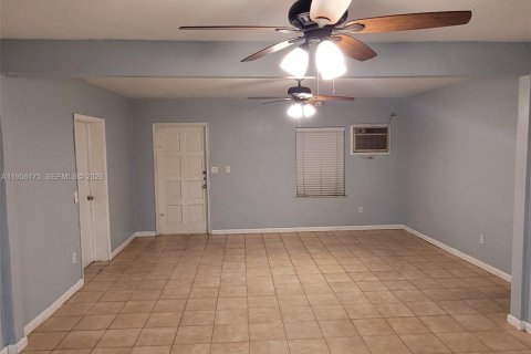 Casa en alquiler en Miami, Florida, 2 dormitorios, 140.65 m2 № 2010800 - foto 2