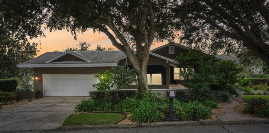 House in Eustis, Florida 4 bedrooms, 356.74 sq.m. № 2429642