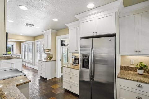 House in Eustis, Florida 4 bedrooms, 356.74 sq.m. № 2429642 - photo 24