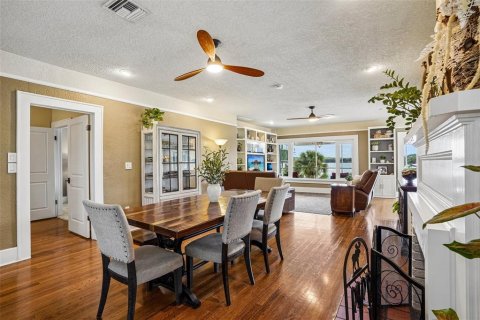 House in Eustis, Florida 4 bedrooms, 356.74 sq.m. № 2429642 - photo 12