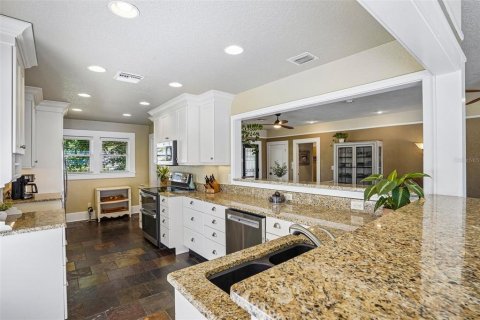 House in Eustis, Florida 4 bedrooms, 356.74 sq.m. № 2429642 - photo 23