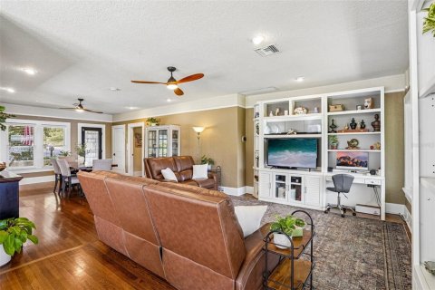 House in Eustis, Florida 4 bedrooms, 356.74 sq.m. № 2429642 - photo 16