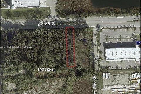 Propiedad comercial en venta en Sweetwater, Florida № 1985550 - foto 2