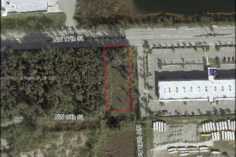 Propiedad comercial en venta en Sweetwater, Florida № 1985550 - foto 1