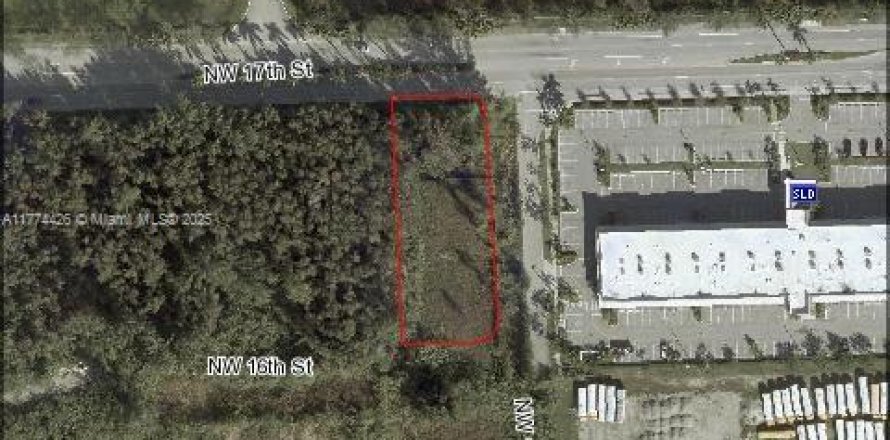 Propiedad comercial en Sweetwater, Florida № 1985550