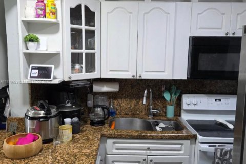 Copropriété à vendre à Miami, Floride: 2 chambres, 71.35 m2 № 1921826 - photo 12