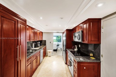 Condo in Key Biscayne, Florida, 2 bedrooms  № 1889789 - photo 15