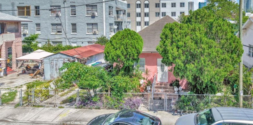 Casa en Miami, Florida 3 dormitorios, 145.67 m2 № 1921329