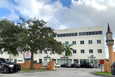 Commercial property in Opa-locka, Florida № 1710478 - photo 13