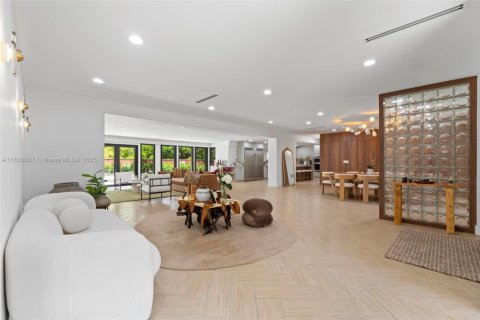 House in Palmetto Bay, Florida 4 bedrooms, 285.49 sq.m. № 1806456 - photo 2