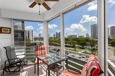 Condo in Hallandale Beach, Florida, 1 bedroom  № 1922606 - photo 2