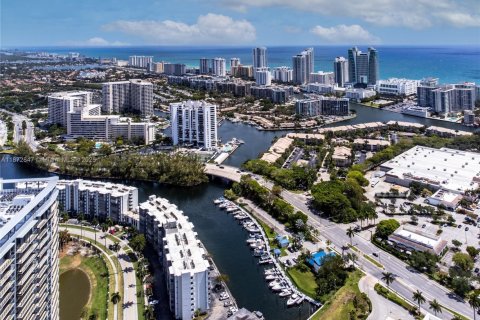 Condo in Hallandale Beach, Florida, 1 bedroom  № 1922606 - photo 19