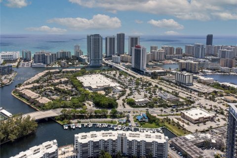 Condo in Hallandale Beach, Florida, 1 bedroom  № 1922606 - photo 18