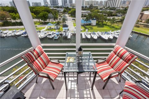 Condo in Hallandale Beach, Florida, 1 bedroom  № 1922606 - photo 1