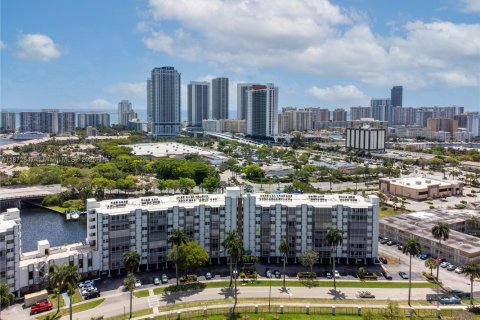 Condo in Hallandale Beach, Florida, 1 bedroom  № 1922606 - photo 22
