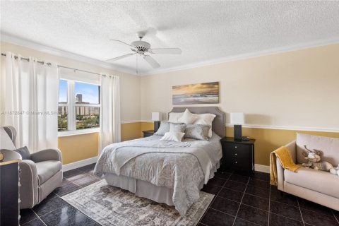 Condo in Hallandale Beach, Florida, 1 bedroom  № 1922606 - photo 12