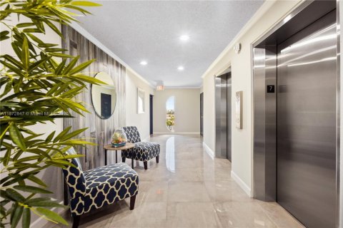 Condo in Hallandale Beach, Florida, 1 bedroom  № 1922606 - photo 23