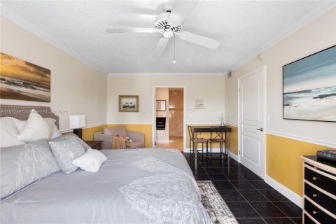 Condo in Hallandale Beach, Florida, 1 bedroom  № 1922606 - photo 14