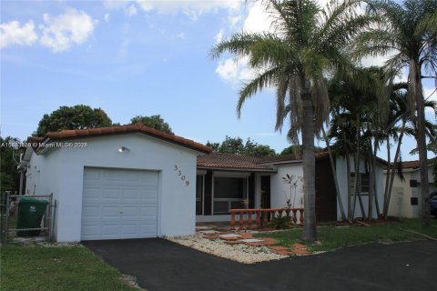 House in Miramar, Florida 4 bedrooms, 149.67 sq.m. № 1945499 - photo 1