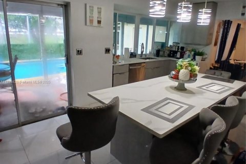 House in Miramar, Florida 4 bedrooms, 149.67 sq.m. № 1945499 - photo 6