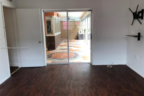 House in Miramar, Florida 4 bedrooms, 149.67 sq.m. № 1945499 - photo 16