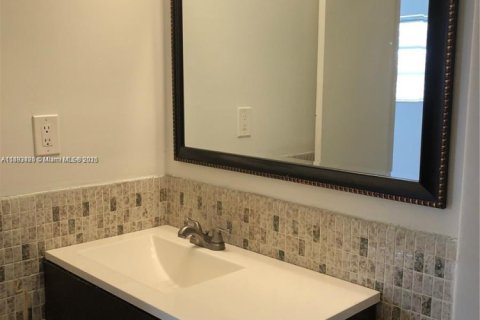 House in Miramar, Florida 4 bedrooms, 149.67 sq.m. № 1945499 - photo 11