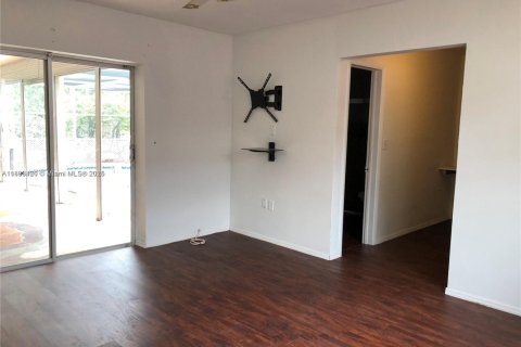 House in Miramar, Florida 4 bedrooms, 149.67 sq.m. № 1945499 - photo 15