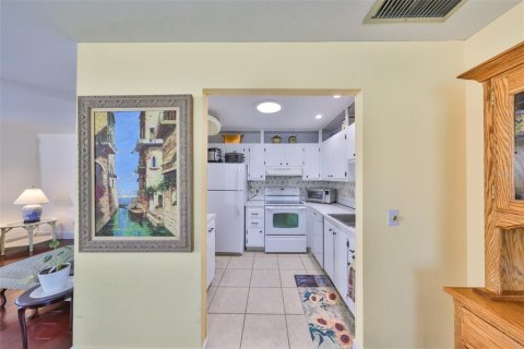 Condo in Sun City Center, Florida, 1 bedroom  № 1609611 - photo 12