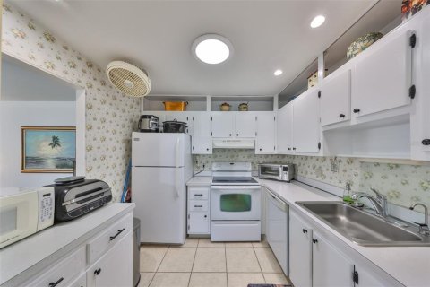 Condo in Sun City Center, Florida, 1 bedroom  № 1609611 - photo 13