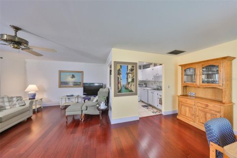 Condo in Sun City Center, Florida, 1 bedroom  № 1609611 - photo 11